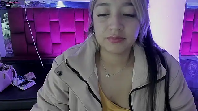 Dahiana Dmour  online show from May 11, 2026, 4:04 pm
