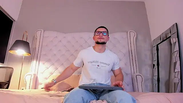 valenssio moretti online show from March 15, 2026, 4:41 am