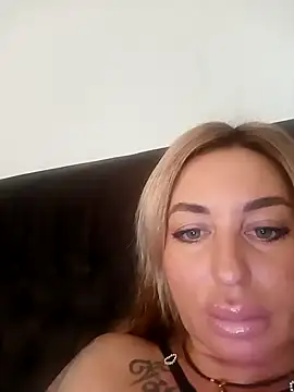 MiaMooly online show from November 3, 2025, 12:42 pm