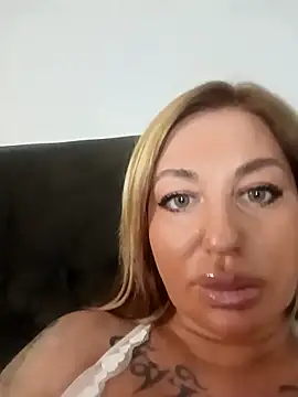 Snapshot of MiaMooly chatting on December 18, 2025, 5:28 pm MiaMooly online show from December 18, 2025, 5:28 pm