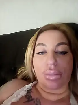 Snapshot of MiaMooly chatting on February 12, 2026, 7:13 pm MiaMooly online show from February 12, 2026, 7:13 pm