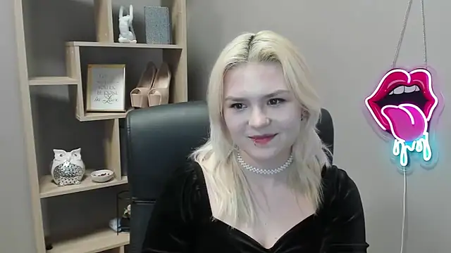 Snapshot of SweetLilyxo chatting on February 24, 2026, 3:02 pm SweetLilyxo online show from February 24, 2026, 3:02 pm