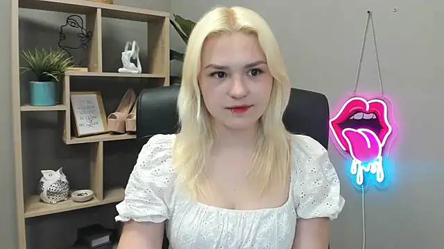Snapshot of SweetLilyxo chatting on May 13, 2026, 6:31 am SweetLilyxo online show from May 13, 2026, 6:31 am