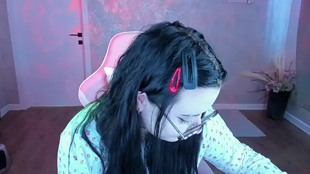 Kira G0ld online show from April 6, 2026, 4:46 am