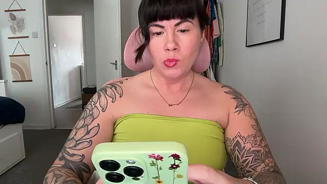 EdenRose online show from April 17, 2026, 9:56 am