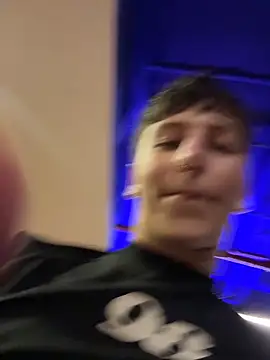 ARON LUXX online show from April 18, 2026, 5:04 pm