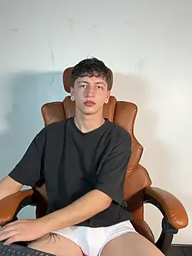 ARON LUXX online show from March 25, 2026, 5:34 pm