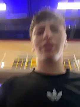 ARON LUXX online show from April 14, 2026, 10:04 pm