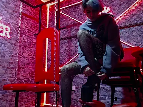 Snapshot of MiistressBlu chatting on February 6, 2026, 2:02 pm MiistressBlu online show from February 6, 2026, 2:02 pm