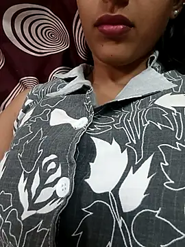 komalsharma99 online show from April 27, 2026, 5:38 am