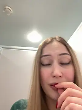 Snapshot of blonde_exe chatting on April 29, 2026, 5:30 pm blonde exe online show from April 29, 2026, 5:30 pm