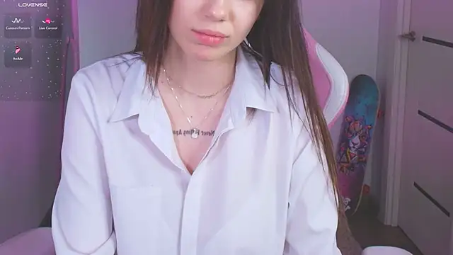 laylaura online show from April 1, 2026, 1:41 pm