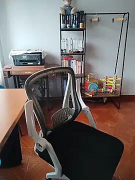 Lyonette reading1 online show from April 6, 2026, 3:13 pm