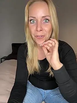 Snapshot of emily-becker22 chatting on April 23, 2026, 3:35 pm emily-becker22 online show from April 23, 2026, 3:35 pm