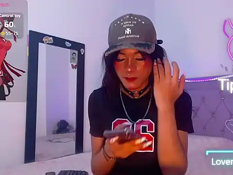 Snapshot of moonlyvelvet chatting on February 21, 2026, 6:04 am moonlyvelvet online show from February 21, 2026, 6:04 am