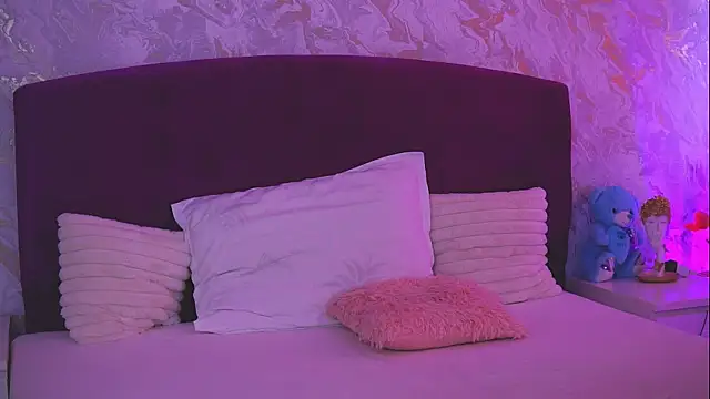 EllinaNuria online show from April 17, 2026, 4:48 am