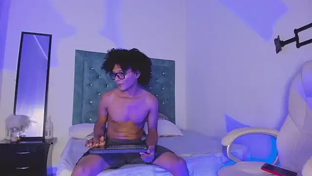 Snapshot of LatinoDark chatting on March 3, 2026, 3:46 am LatinoDark online show from March 3, 2026, 3:46 am