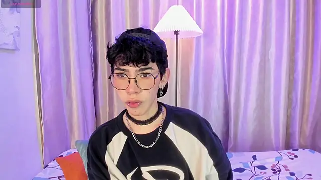 Demian Hush online show from April 5, 2026, 3:46 am