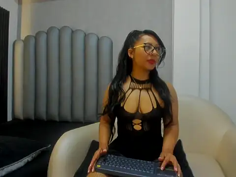 Snapshot of Isabella-001 chatting on February 14, 2026, 12:05 pm Isabella-001 online show from February 14, 2026, 12:05 pm