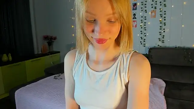 Kiracute18 online show from May 19, 2026, 7:43 pm