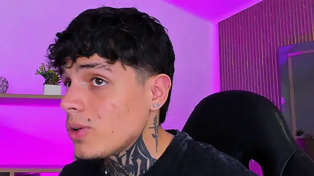 Snapshot of Declan-Foxx chatting on April 9, 2026, 12:23 am Declan-Foxx online show from April 9, 2026, 12:23 am