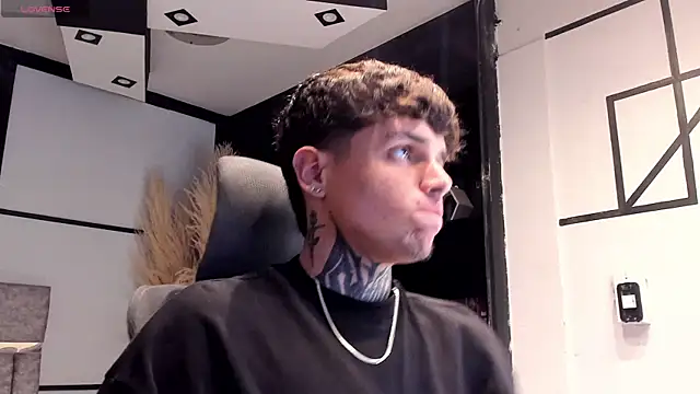 Snapshot of Declan-Foxx chatting on April 7, 2026, 8:43 pm Declan-Foxx online show from April 7, 2026, 8:43 pm