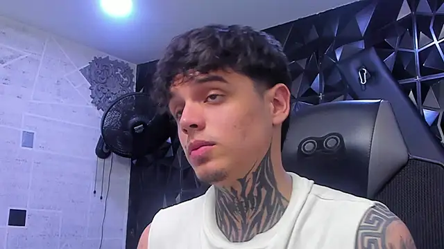 Snapshot of Declan-Foxx chatting on April 9, 2026, 8:59 pm Declan-Foxx online show from April 9, 2026, 8:59 pm