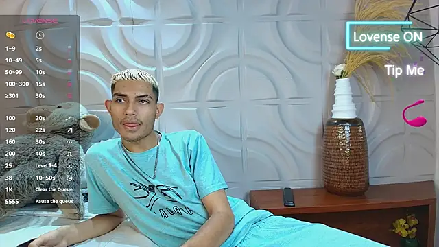 ItsZairen online show from April 12, 2026, 4:38 am