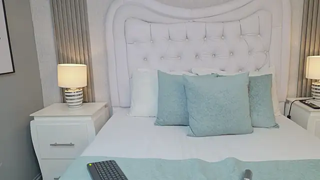 Snapshot of LaurenHazell chatting on February 14, 2026, 3:40 am LaurenHazell online show from February 14, 2026, 3:40 am