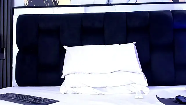 light eyes  online show from March 11, 2026, 2:33 pm