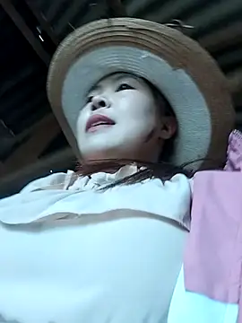 Yiyoongg online show from April 14, 2026, 12:04 am