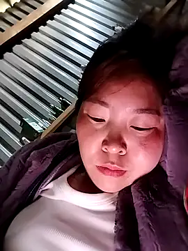 Yiyoongg online show from March 16, 2026, 7:34 am