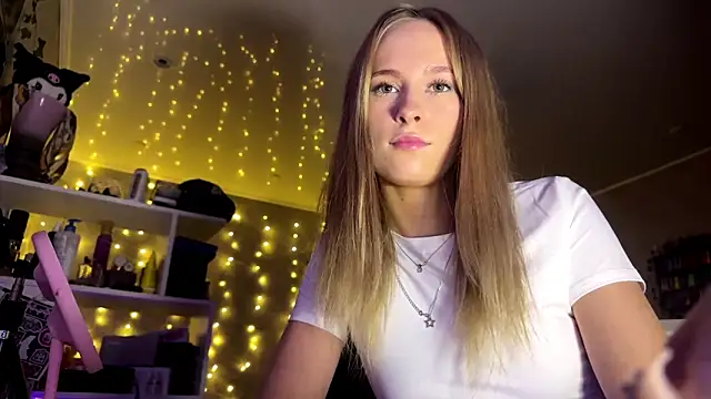 Snapshot of amily_sunray chatting on February 8, 2026, 3:21 pm amily sunray online show from February 8, 2026, 3:21 pm