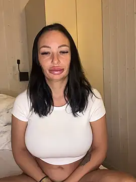 Snapshot of SaraHotDiamond_xoxo chatting on April 8, 2026, 7:04 pm SaraHotDiamond xoxo online show from April 8, 2026, 7:04 pm