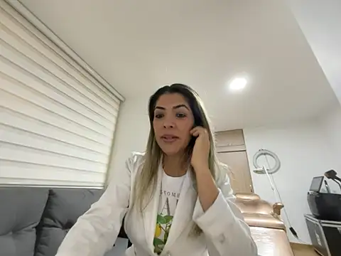 Snapshot of Encantadora_Eva chatting on February 17, 2026, 1:47 am Encantadora Eva online show from February 17, 2026, 1:47 am