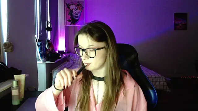 LunaXcherry online show from April 9, 2026, 4:57 pm