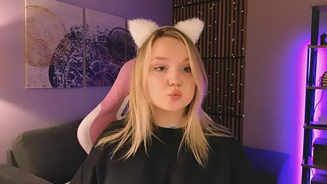 SerenaJohnsons online show from April 3, 2026, 11:49 am