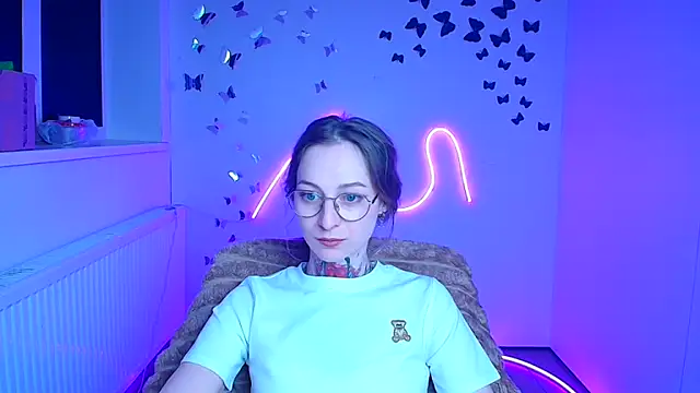 Esmi Winter online show from March 22, 2026, 6:42 pm