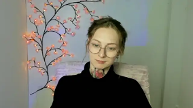 Esmi Winter online show from April 3, 2026, 5:52 pm