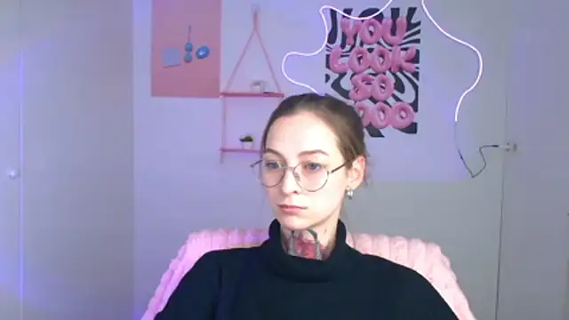 Snapshot of Esmi_Winter chatting on February 25, 2026, 6:13 am Esmi Winter online show from February 25, 2026, 6:13 am