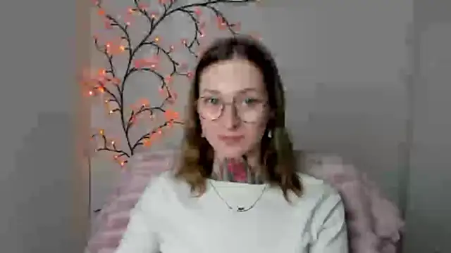 Esmi Winter online show from April 14, 2026, 5:29 pm