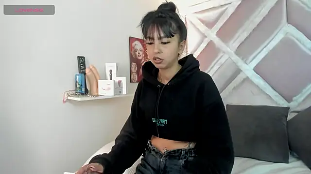 Snapshot of luxx_11 chatting on February 10, 2026, 1:10 pm luxx 11 online show from February 10, 2026, 1:10 pm