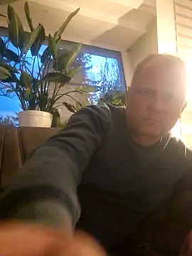 Snapshot of Demik71 chatting on April 5, 2026, 6:14 pm Demik71 online show from April 5, 2026, 6:14 pm