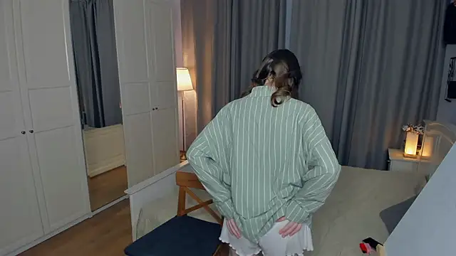 Snapshot of LavenderMitten chatting on March 9, 2026, 5:22 am LavenderMitten online show from March 9, 2026, 5:22 am