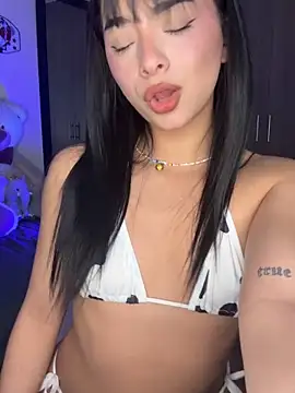 LARIISSAEVANS online show from April 8, 2026, 10:22 pm