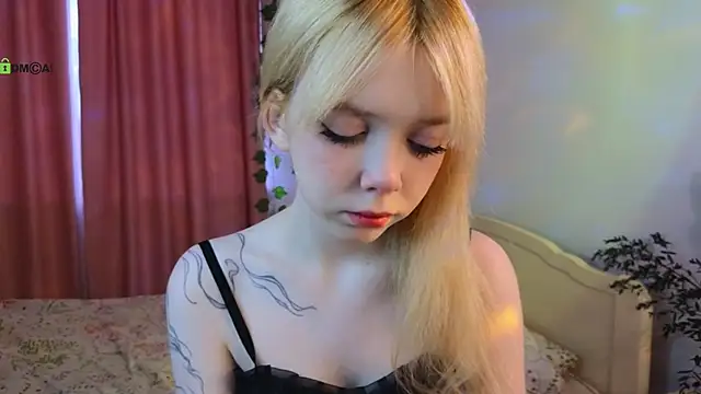 Snapshot of Rochelle_kitty chatting on February 13, 2026, 12:38 pm Rochelle kitty online show from February 13, 2026, 12:38 pm