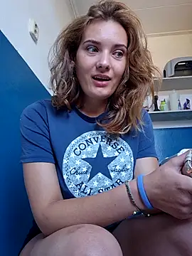 sweetsophie69 online show from April 22, 2026, 1:07 pm