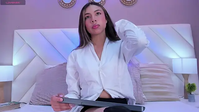 ValeryGomezz online show from April 23, 2026, 3:13 pm