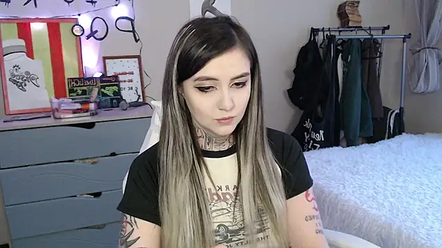 Snapshot of Rin_Tozier chatting on April 19, 2026, 1:06 am Rin Tozier online show from April 19, 2026, 1:06 am
