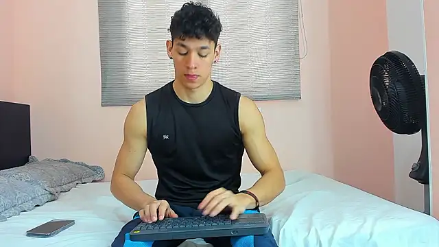 Snapshot of Muscle__Myke chatting on February 24, 2026, 12:39 pm Muscle Myke online show from February 24, 2026, 12:39 pm